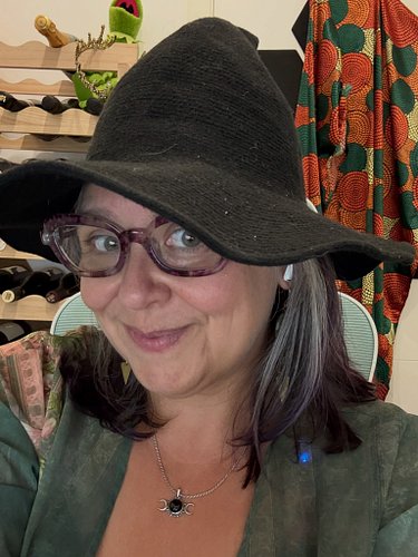 Feeling cute, witchy, and whimsical. Definitely not gonna delete. #elsanoincrível