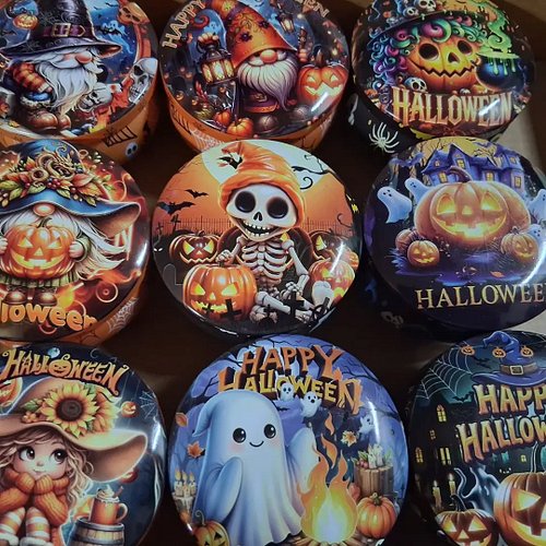 These 2.5oz tins are adorable 

4scents available in these 
Fall Woods 
Autumn Harvest 
Vanilla Caramel Spice 
Pumpkin Pie 

...