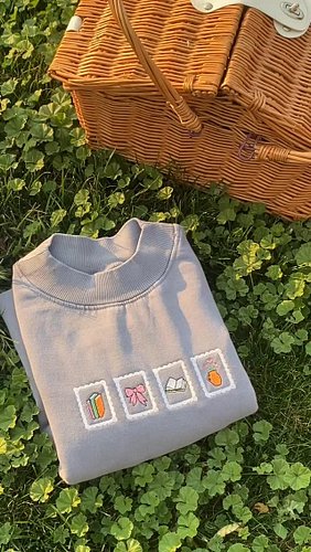 It’s officially sweater season!💛 going to miss summer reading though 🥲 

#bookish #bookstagram