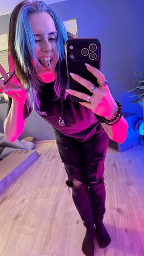 Meine zwei Hunde und Katzen lassen grüßen 🫡🤣

#altgirl #hunde #katzen #lustig #grungegirl