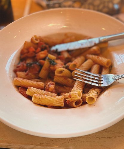 Good noms at @cheesecakefactory ! Always love coming here when I’m home. Ordered myself the spicy shrimp pasta! 
#foodie #pas...