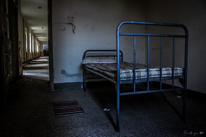 Fine Art - The Forgotten Bed - urbex Italy product image (1)