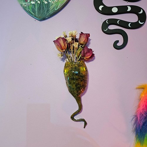 Do you keep your flowers from bouquets? I sure do! I saw this cool idea of making a wall pocket of a beetle somewhere online ...
