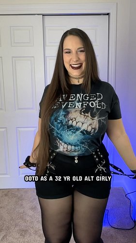My outfit of the day as a 32 year old alt girly who went to see @avengedsevenfold ❤️

(I got this shirt back in HS & I still ...