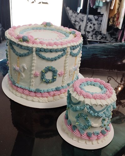 Lambeth Vintage  #cakevixenssta #customcakes #lambeth #carouselcake #firstbirthday #firstbirthdaysmashcake style Carousel cak...
