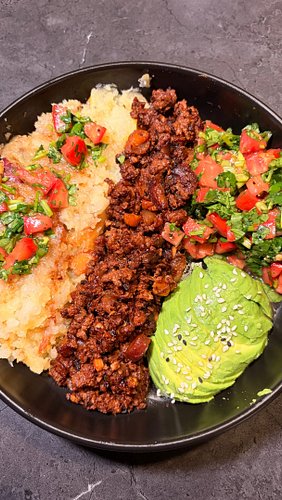 Caribbean sweet potato with @casabonitafoods ground beef bowl 🍠

~ 45g of protein

Ingredients:
- 1 Sweet potato 
- Carrots
-...