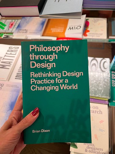 Te comparto 5 libros interesantes que vi hoy en mi librería favorita @llibreria.finestres 

1. Philosophy through Design: Ret...