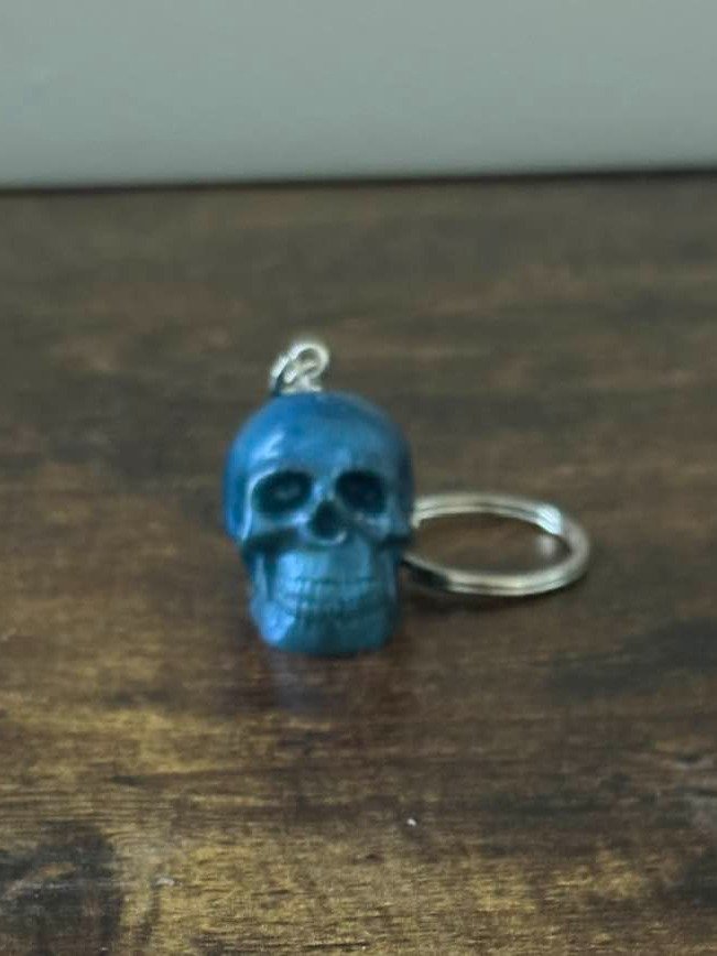 Resin Skull Keychains – Custom Color Spooky Accessories, Gothic Bag Charm, Halloween Favor, Stocking Stuffer product image (5)