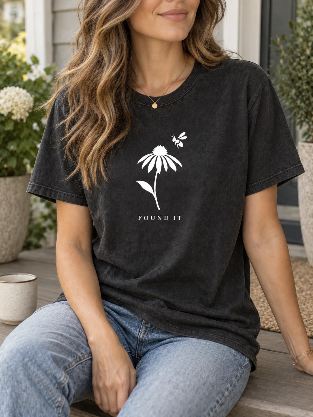 FOUND IT | Minimalist Bee & Flower Tee product image (2)