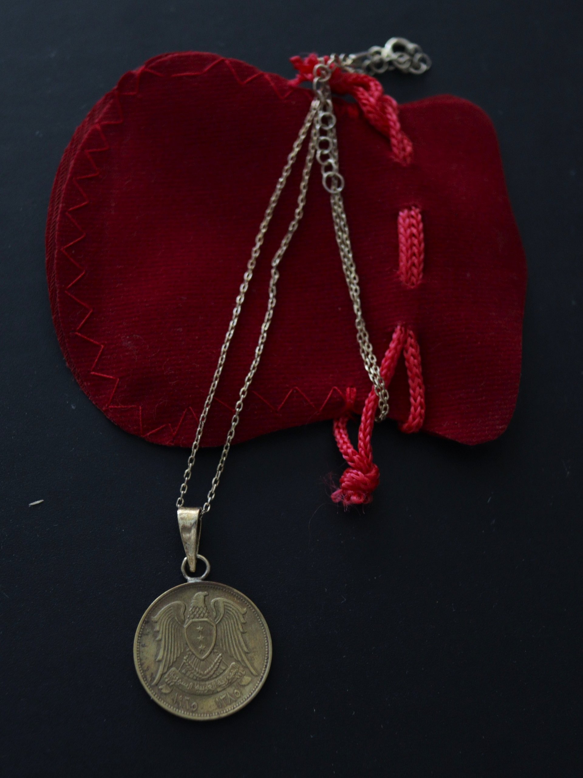 عقد سلسلة فضة وقطعة معدنية سورية قديمة 1965 product image (3)