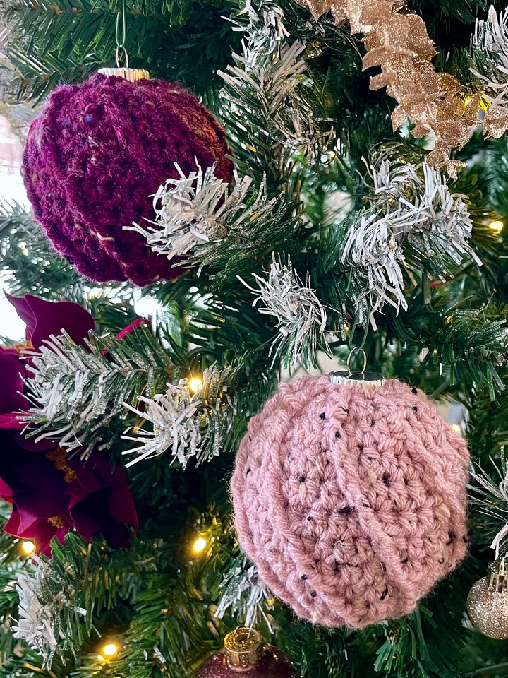 Cable Swirl Bauble Crochet Pattern | Instant PDF download with Chart and Photo Tutorial product image (1)