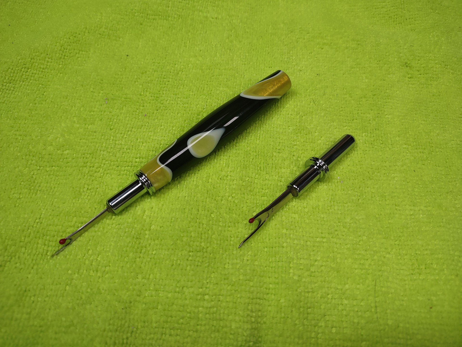Yellowjacket Precision: Dual-Blade Seam Ripper with Hidden Storage product image (4)
