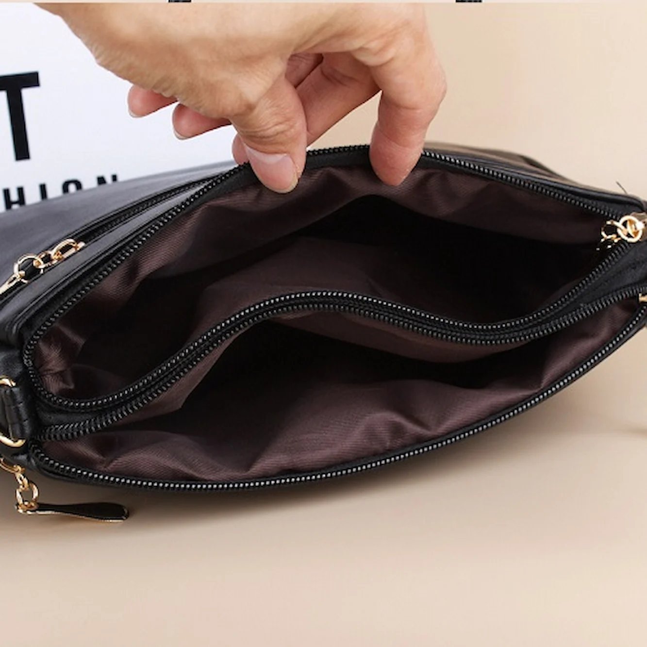حقيبة نسائية كروس جلد أسود مطرزة - تصميم كلاسيكي أنيق - 26 سم product image (10)