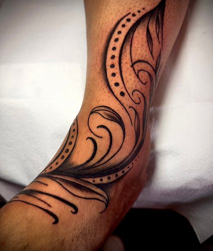 Walk-ins don’t always have to be small. 👀

Ornamental flow across the foot up onto the leg. Had a lot of fun with this one.
•...