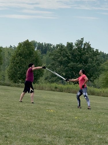 Another day under the sun just practicing our craft~

#hema #swordfighting #longsword