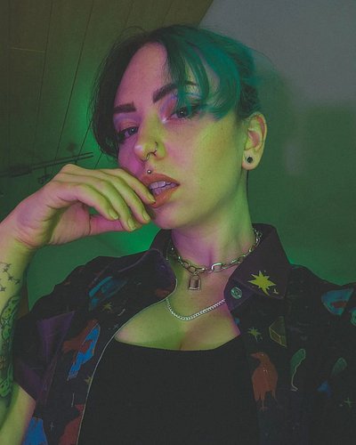 Might fuck around and enter my short hair era 🤌🏻 
•
•
•
#streamer #twitchstreamer #alt #queer #nonbinary #tattoos