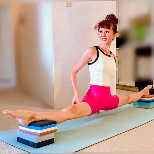 Elasticity is a 'use it or lose it' gift! 'Rubber Band' training! 🤪 Who's with me? 😁#flexibilité #flexiblegirl #flexibility #...