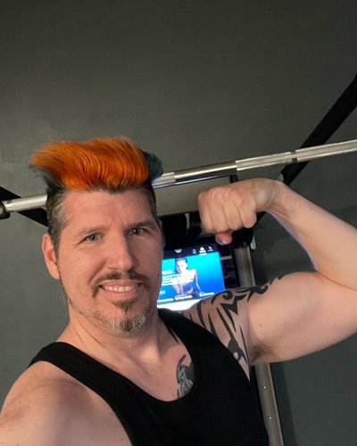 Getting in that Wednesday’ HUMP DAY’ chest workout with coach @gabbysansosti from @tonal #healthylifestyle #fitgamer #workout...