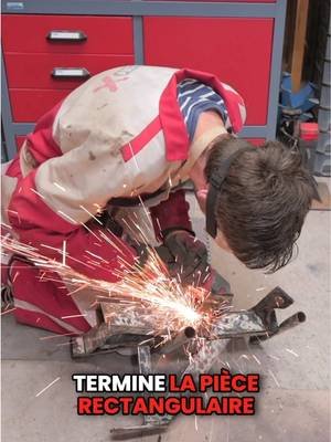 Pour la fabrication du support de notre nouveau treuil, j’ai préféré faire appel à Owen, soudeur de métier, afin de m’assurer que la structure soit suffisamment solide pour résister aux importantes contraintes exercées lors de l’utilisation du treuil. Cette étape a également été une belle occasion d’apprendre à ses côtés, de lui poser toutes mes questions et de mieux comprendre les différentes techniques de soudure. Un savoir-faire précieux, voire indispensable, lorsqu’on voyage en autonomie, surtout à bord d’un camion comme le RedTruck ! #winch #treuil #redwinches #RedTruck #4x4 