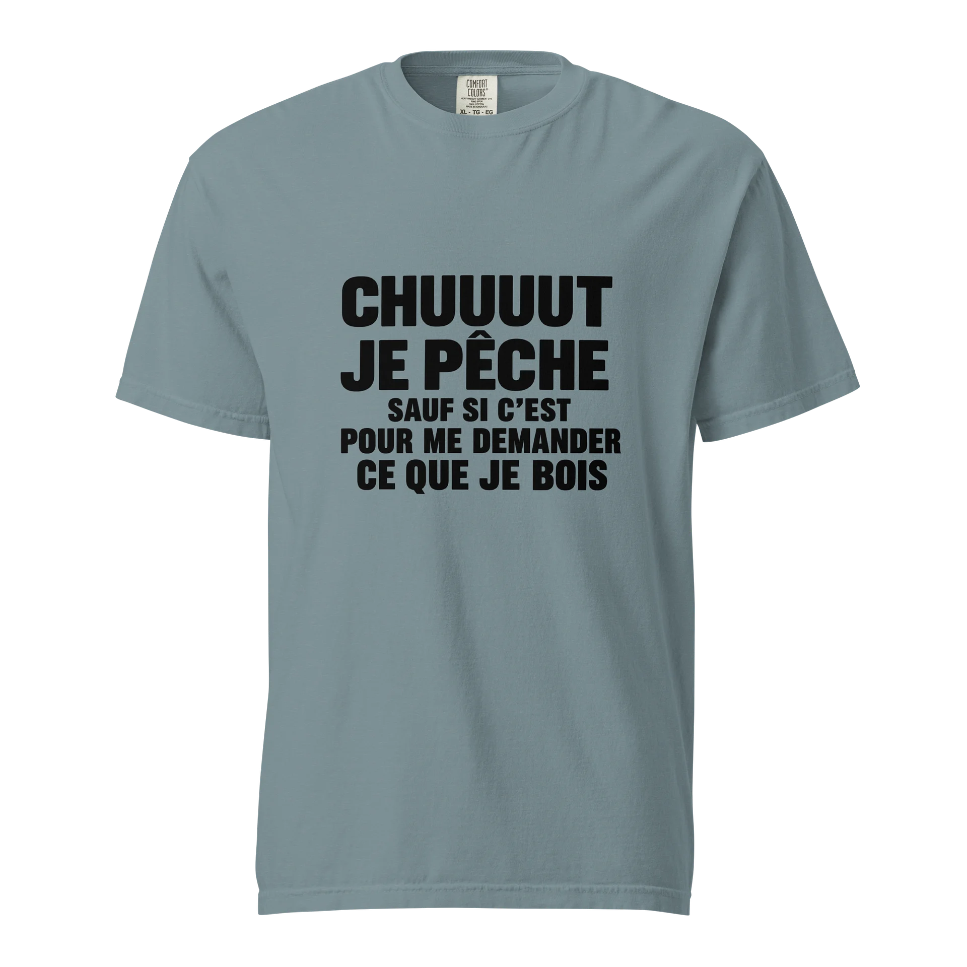 Pêcheur senior élégant portant le T-shirt CHUUUUT JE PÊCHE au bord de l'eau