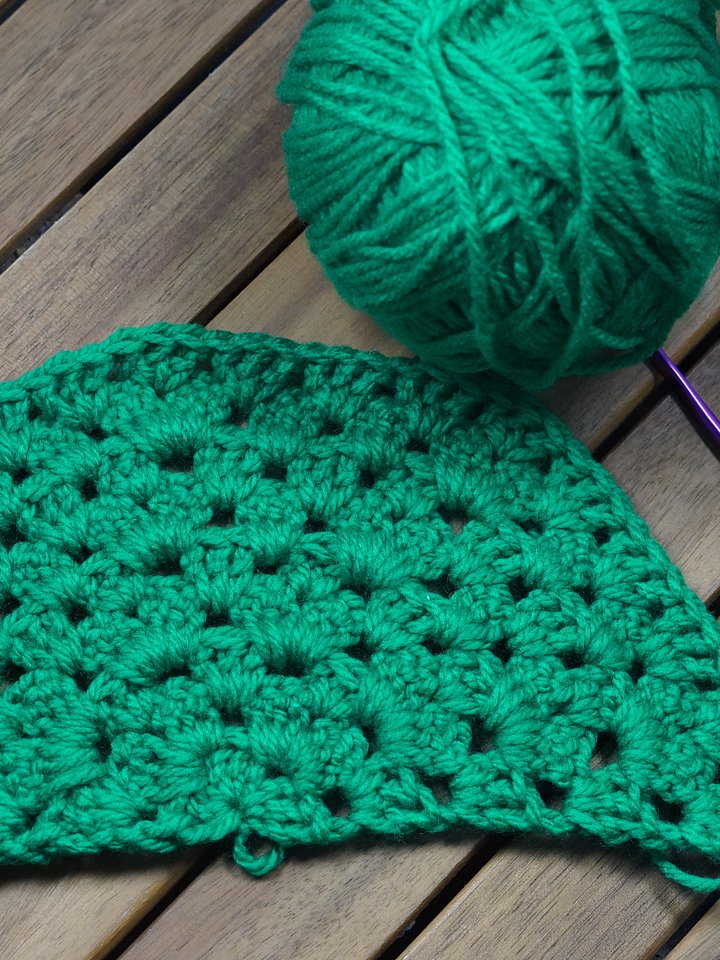 Half circle granny striped crochet pdf pattern product image (2)