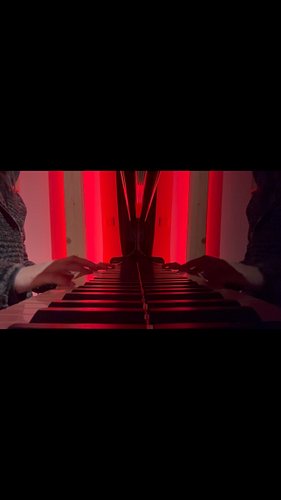 Throwback video from when I got bored in the practice room one night and tried our Lorde’s song Royals in a different way. 🎹🎶...