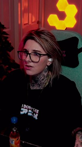 Help me learn this song in the comments 😂 
.
.
.
#funny #streamer #funnystreamer #twitch #twitchstreamer #twoootles #haha #lo...