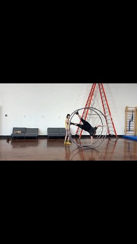 @kaylaknue rolling out some cartwheels in his private lesson with visiting @headoverwheelscircus