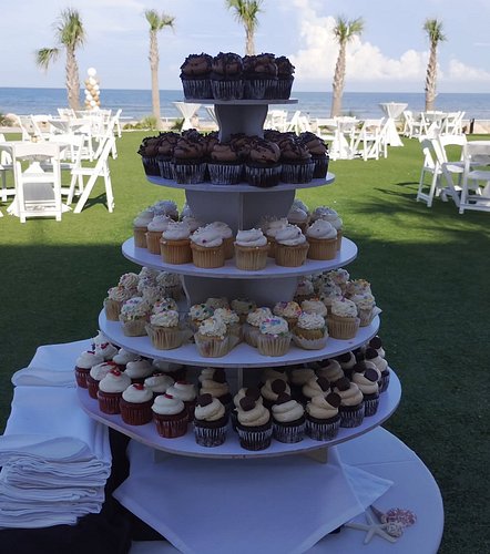 Mini cupcakes for Kelsey and Joe's wedding welcome party over at Embassy Suites! We heard they withstood the heat long enough...