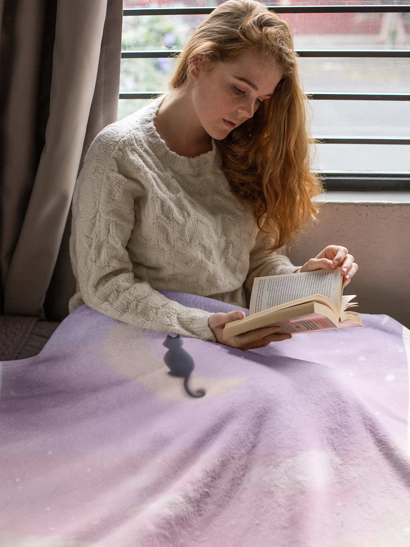 Elegant Pink Silk-Touch Throw Blanket – Hypoallergenic Comfort for Any Space product image (4)