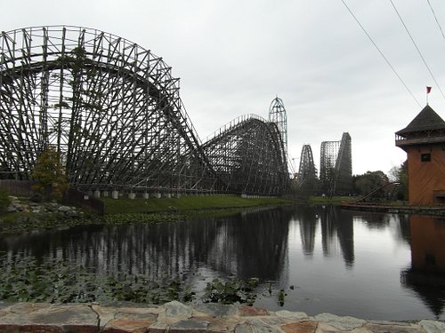 While Bakunawa is undoubtedly exciting, it'll be hard to beat this old view across the lake of El Toro, Kingda Ka and Runaway...