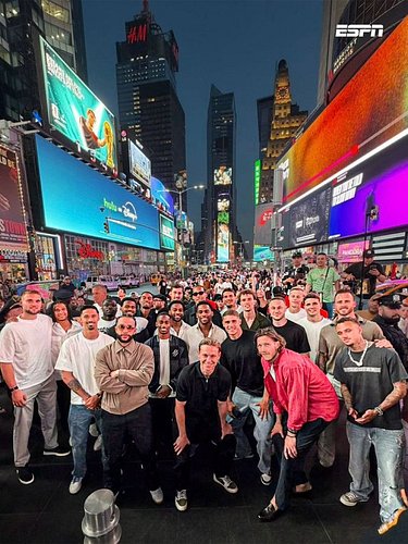 Jurrien Timber and the Dutch national team in Times Square, NYC. 📸 🇳🇱

#Football #FIFA #WorldCup2026 #Soccer #FIFAWorldCup
