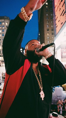 @djkhaled made an appearance at Foot Locker in NYC for the exclusive early release of the Jordan 31 “Banned.”

#DJKhaled #Jor...