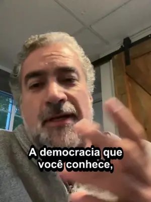 Não é você quem vai pagar essa conta. Seremos todos nós. Não tenho uma legião de seguidores. Tenho convicções, e elas não me deixam ficar calado. Nunca imaginei que em 2026 ainda estaríamos discutindo a destruição de direitos que levaram gerações para ser conquistados. Direitos que não são favor de governo nenhum. Foram arrancados com luta, e se perdem com a omissão. Saúde. Educação. Comida no prato. Soberania. Igualdade de direitos. Liberdade de escolha. Nada disso cai de uma vez. Vai sendo cortado aos poucos, e quase sempre quem sente primeiro é quem tem menos. Quando a conta chega, ela chega para todo mundo, inclusive para quem achou que ela não era sua. Por isso eu não serei omisso. Voto é escolha, mas silêncio também é uma escolha. E quem se cala também decide. Pense no seu voto. Converse com quem você ama. Pergunte-se o que está sendo posto em jogo, e o que sobra para os seus filhos e netos. Os direitos que temos hoje foram deixados por quem lutou antes de nós. O que vamos deixar para quem vem depois? #Eleições2026 #Voto #VotoConsciente #Democracia #Cidadania #SaúdePública #SUS #EducaçãoPública #direitosiguais #feminicidio #SoberaniaNacional #DireitosHumanos #LiberdadeDeEscolha