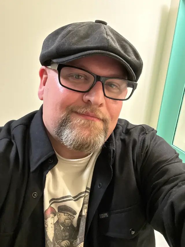 Check out the Peaky Workman with Black Heritage Dixxon Flannel! Perfect for a classic look.  https://www.peakyhat.com?sca_ref=11182652.v7DCyXC9i291TRZ  #PeakyHat #DixxonFlannel #newsboycap #PeakyBlinders #MensFashion 