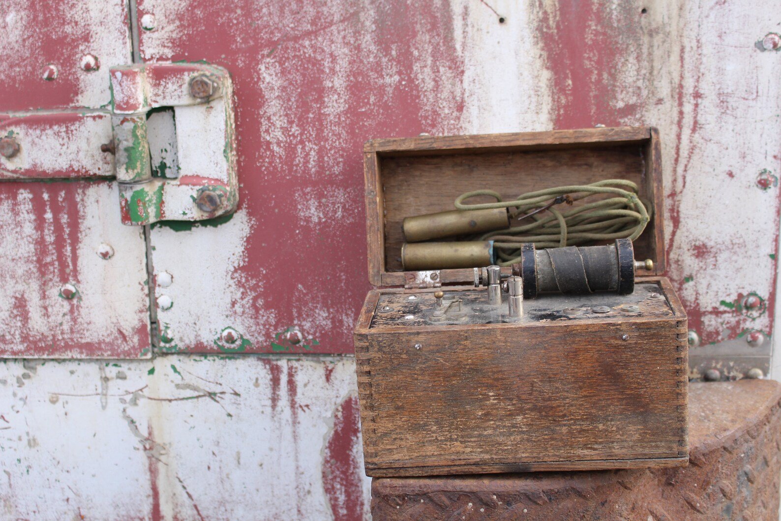 Artifact No.06 - Electrotherapy Device product image (5)