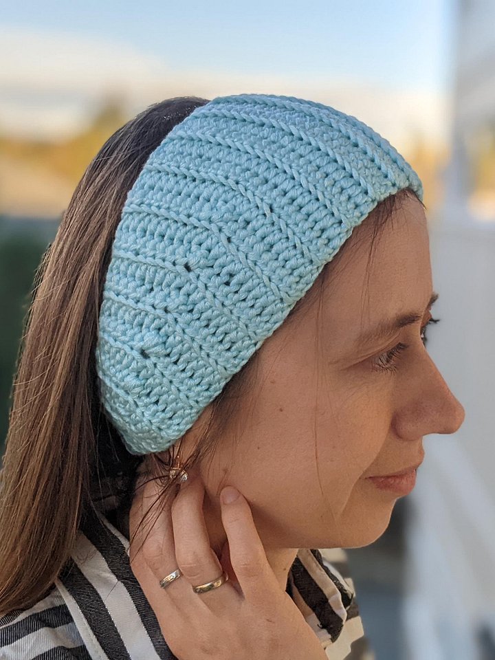 Crochet Headband with a Button Closure Pattern product image (2)