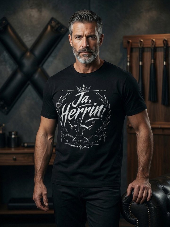 Ja, Herrin! – Geboren, um zu dienen | Dominantes Front-&-Backprint T-Shirt product image (1)