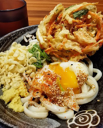 Whenever I eat at Hanamaru, this is my go-to: 温玉ぶっかけうどん (Ontama bukkake udon) and かき揚げ (kakiage, which is mixed vegetable tem...