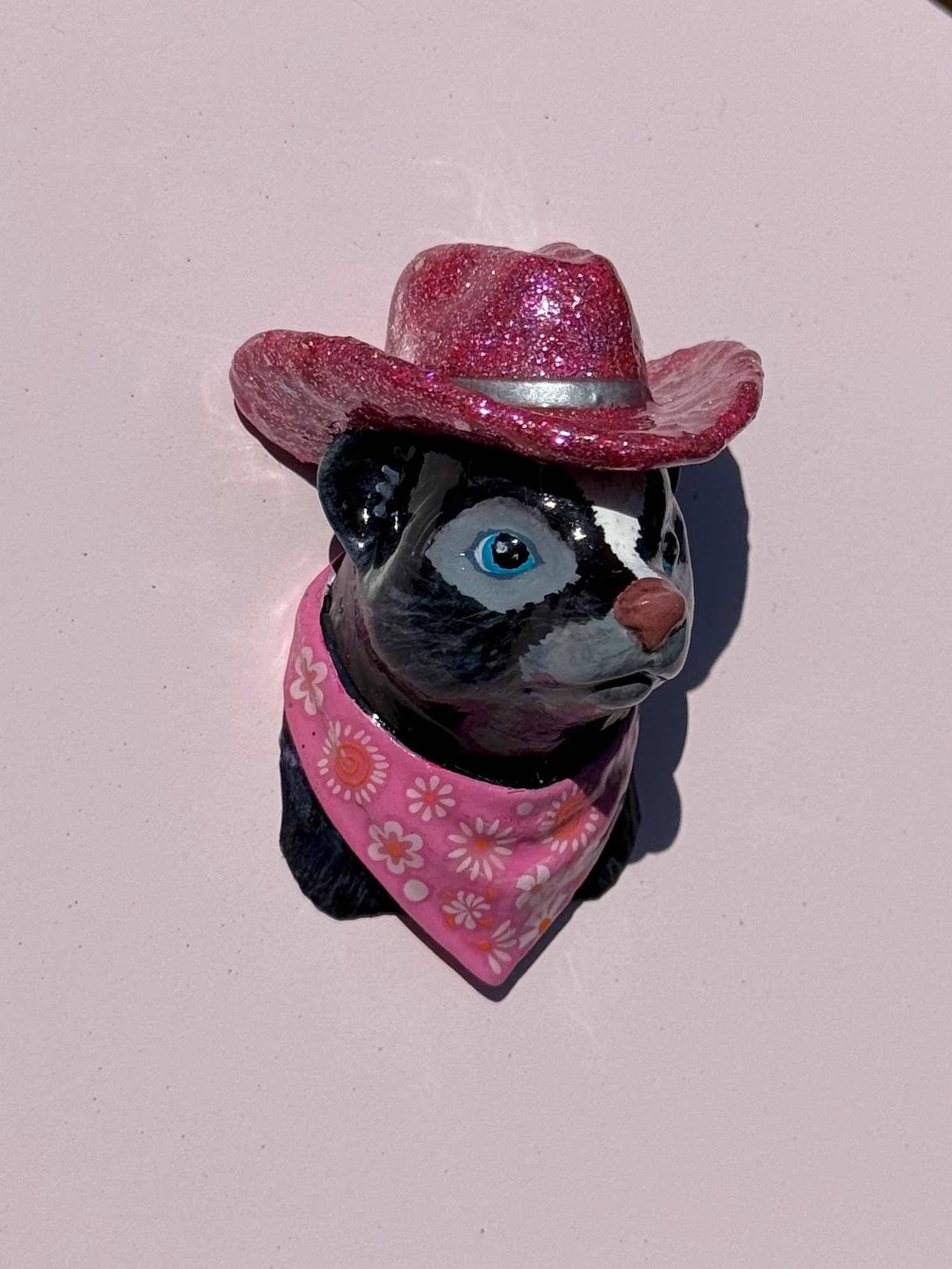 Hand-Painted Skunk Magnet (Pink) product image (1)