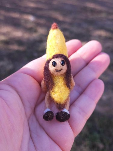 🍌 a little needle felt I made for @andreanoarts ♡

a banana nut, if you will ☺️🤭
