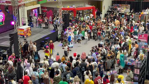 Último día de Sekaiju Con y la energía sigue arriba. 🔥

Entre gente bailando, cosplayers disfrutando el evento y la comunidad...