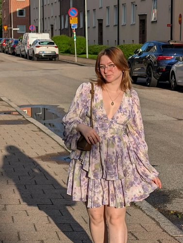 Loving this dress and the kiss 😘🩷

#cute #kiss #bf #goldenhour☀️ #couplegoals