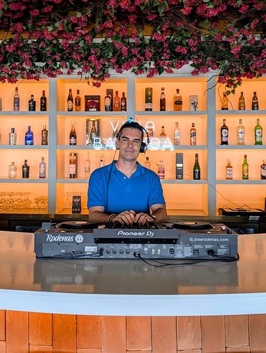 Sesiones DJ de restaurante Villa Bandida Alicante. Los sábados y domingos durante todo el año puedes disfrutar de buena músic...