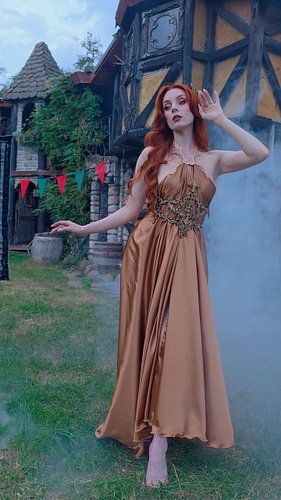 You come across a maiden in an abandoned town. What do you do? 👀🧡