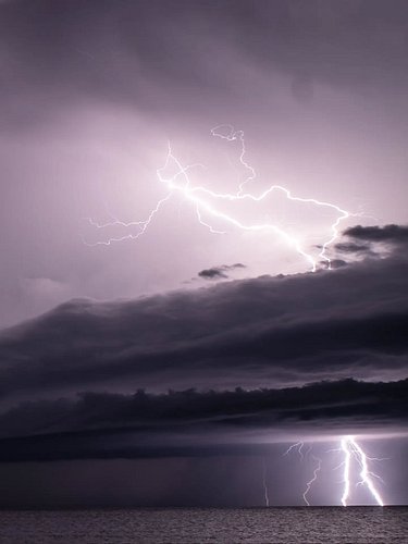 Énorme système orageux en approche sur ma position ⛈️ Un moment qu’il faut vivre à fond avant de se faire engloutir par cet i...