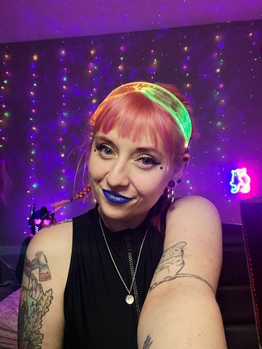 Night City is my new favourite place to be! ⭐️🌙 I don’t think the NCPD like me very much though 😢 #twitch #strim #cyberpunk
