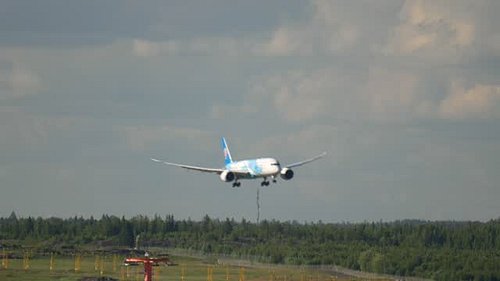 China Southern Boeing 787-9 Dreamliner touching down at Helsinki Airport ✈️🇫🇮
A rare widebody arrival moment for aviation fan...