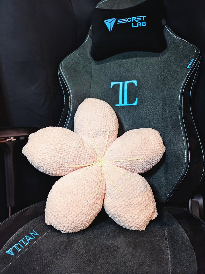 Bloom Crochet Sakura Pillow 🌸 product image (1)