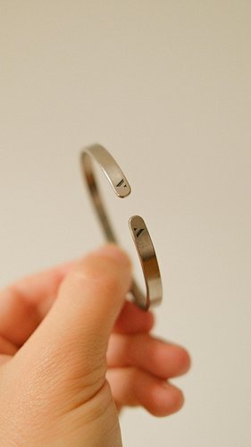 Venga voy a emocionarme contándote esto: hace unos meses empezamos a darle una vuelta a la idea de hacer una pieza de joyería...
